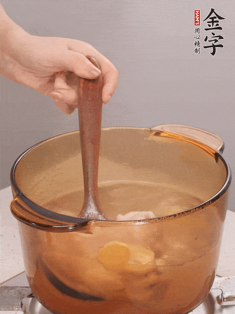 鴨腿冷水下鍋，加姜片、料酒焯水