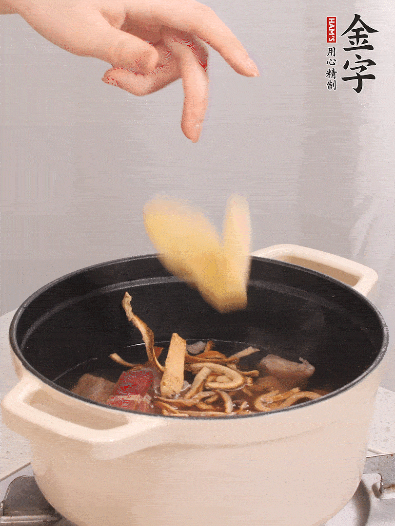 鍋中放牛腩、火腿，然后放入比食材多3倍的水；再放橘子皮、姜片、白胡椒粒燉煮90分鐘