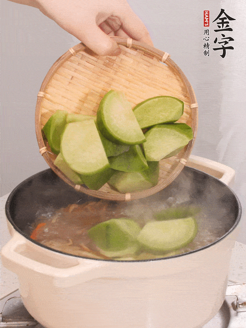 加入青、紅蘿卜再煲半小時(shí)。