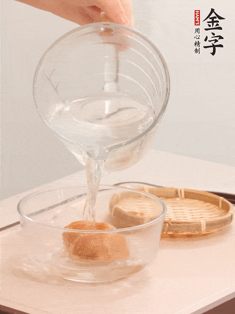 猴頭菇至少泡發(fā)半小時，將浸泡后的黃水擠干；