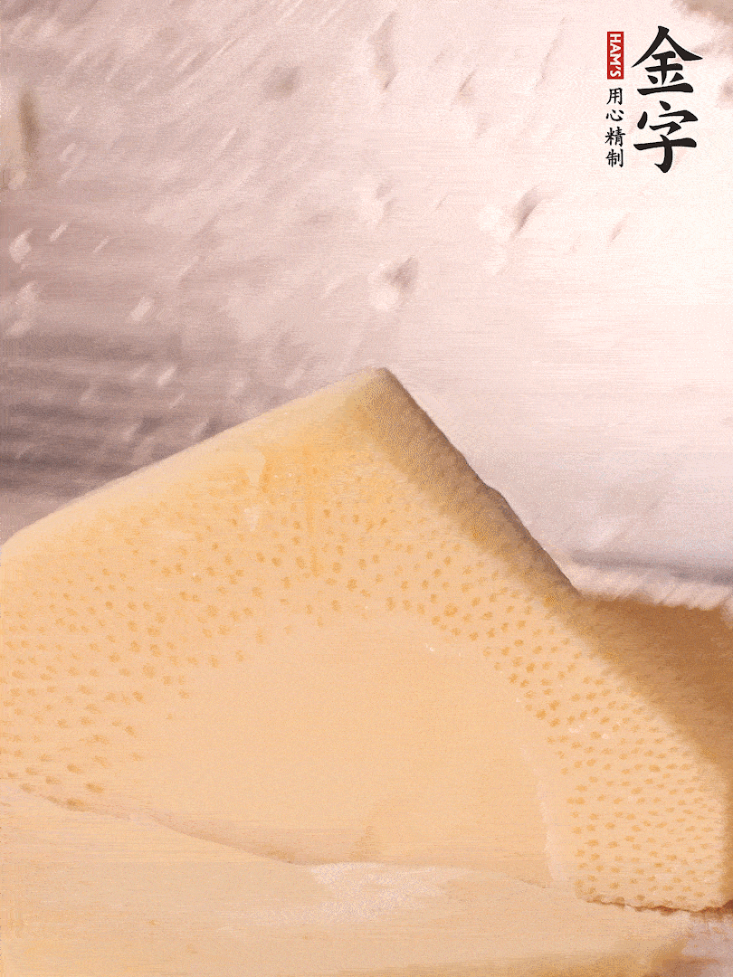 冬筍處理干凈，切滾刀塊，開水焯燙去除澀味