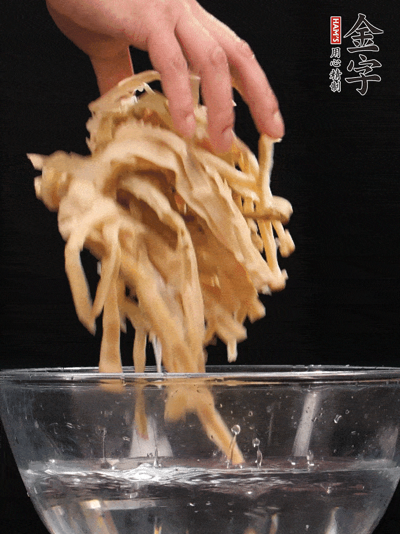 天目山筍干1把，清洗表面鹽分，用手撕成長(zhǎng)條