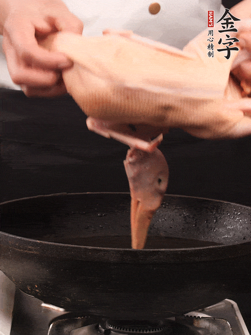 處理干凈的老鴨1只，黃酒小半碗，姜幾片，一起放入冷水，煮沸焯水3分鐘，去除血沫