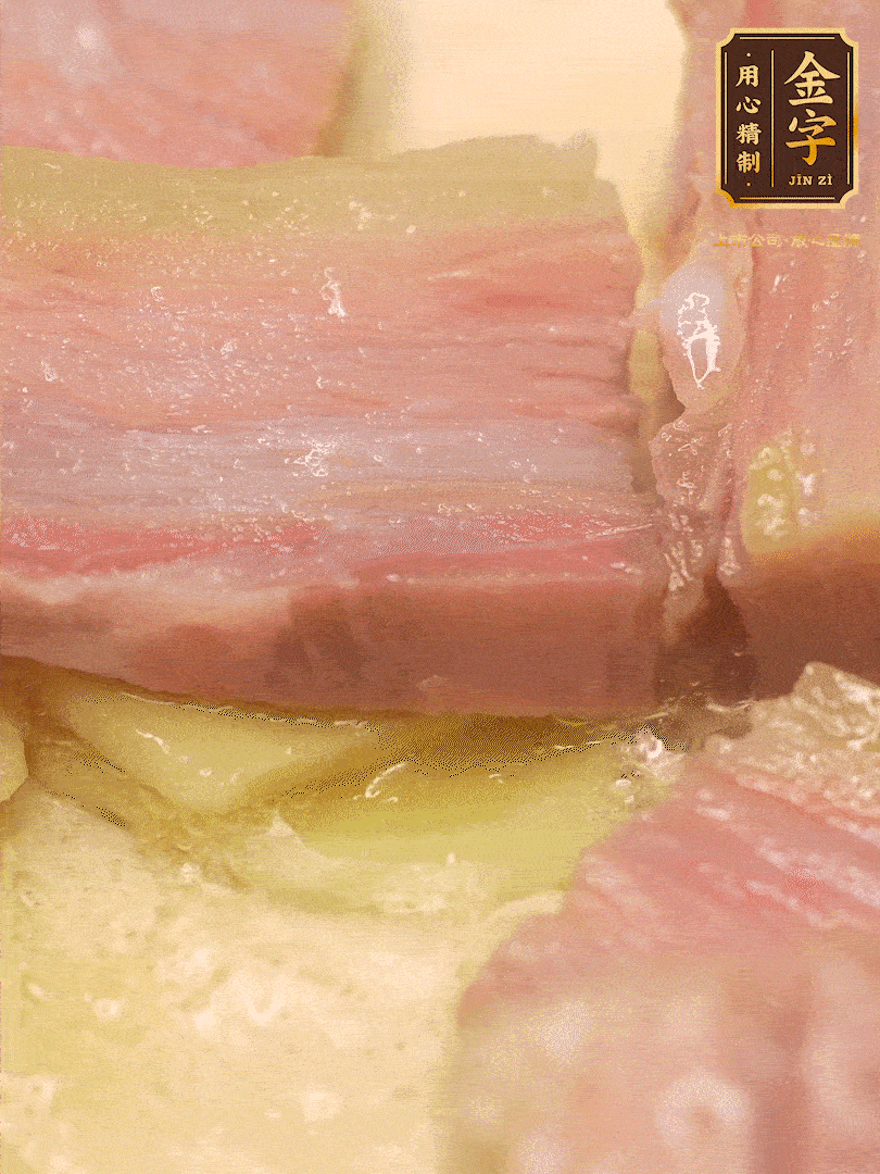 鍋內(nèi)熱油放點(diǎn)姜絲，煸香咸肉