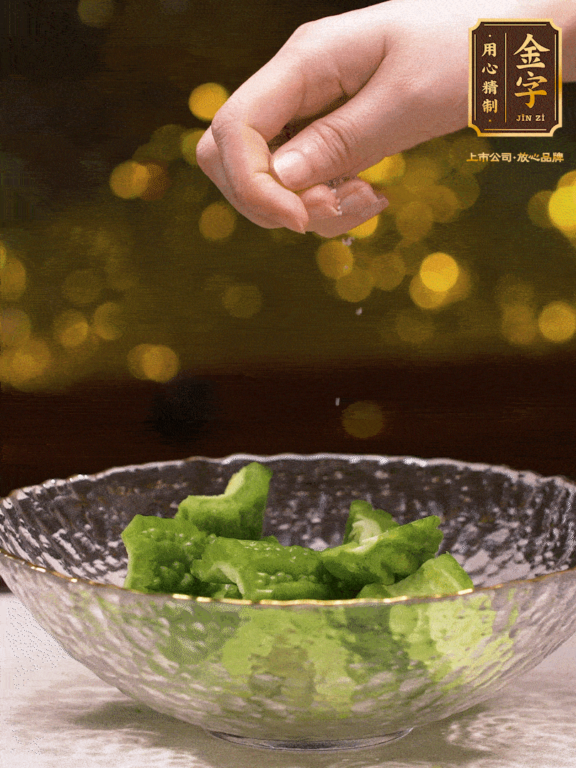 處理好的苦瓜切段（5cm），加點(diǎn)鹽鹽腌一下，去除一下苦味