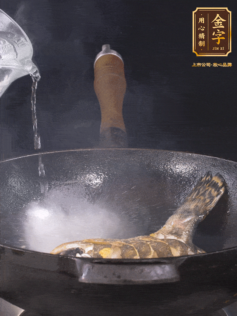 倒入適量食用油，待鍋燒熱后下桂魚煎大約2-3分鐘至兩面金黃（一定要煎透，這樣做出來的湯才會比較奶白色）