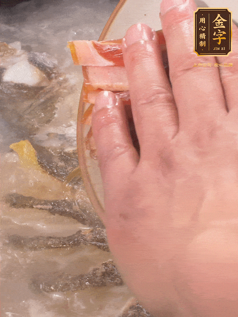 將煎好的魚，倒入三大碗開水。大火煮開后放入1個蔥結(jié)、2片姜片和1勺料酒和火腿片