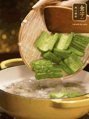 倒入熱水，和泡開(kāi)的綠豆（連水）和火腿片，大火燒開(kāi)燉一個(gè)小時(shí)