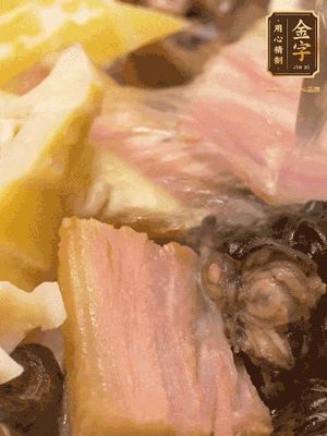 倒入滾燙的熱水，燉煮20分鐘，湯濃汁白