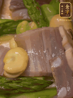 倒入熱水，燉煮10分鐘