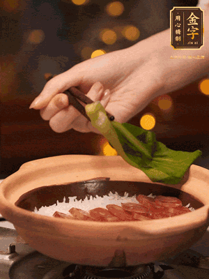 開(kāi)蓋，碼上香腸和焯好水的青菜