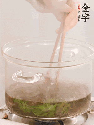 香椿焯水，變色后撈出，切成小段