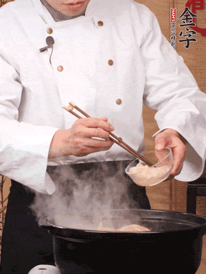 花膠、金湯放入鍋中小火再燉10分鐘