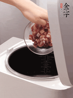 鍋中倒入豬油，油熱后炒熟上海青，給倒少許鹽調(diào)味