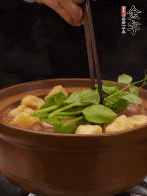 加筒骨煲的經(jīng)典配菜：金字土香腸、油豆腐、千張蓋上蓋子燜一會(huì)兒，耐心等候10分鐘。