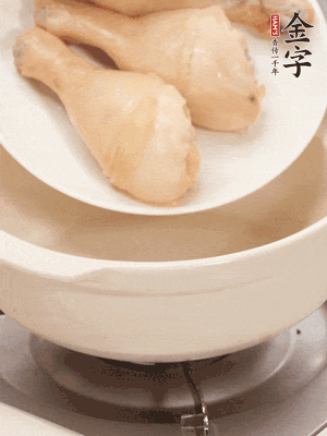雞腿、火腿、干貝、蒜頭放入砂鍋內(nèi)燉1小時