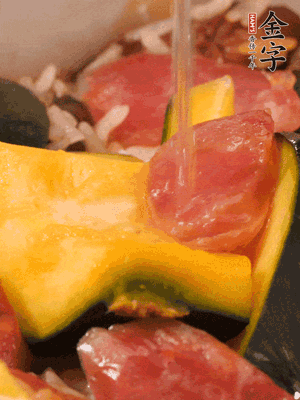 倒入溫開水，水量高出米面一個(gè)指節(jié)。