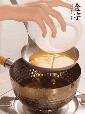 雞蛋過篩子倒入油鍋炸成蛋酥，瀝干油。