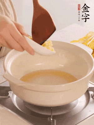 鍋里留少量底油煸香火腿和姜末。