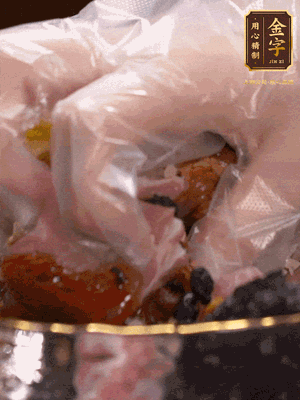 排骨洗凈后（蠔油、生抽、老抽、鹽、糖、淀粉、豆豉、蒜蓉、姜絲）腌制30分鐘