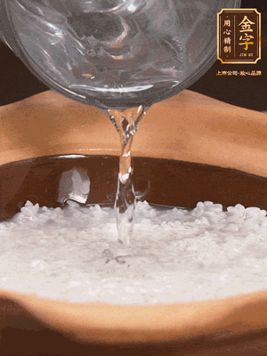 砂鍋底部刷一層油，加入大米和開水，水高1cm,大火燒開后轉(zhuǎn)中火煲5分鐘，到水微收干