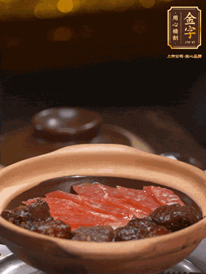 鋪上臘腸和排骨，鍋邊淋一圈油，小火煲10分鐘