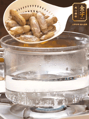 煮一鍋沸水，下蟶子汆燙30秒，撈出浸入冰水，取出蟶子肉