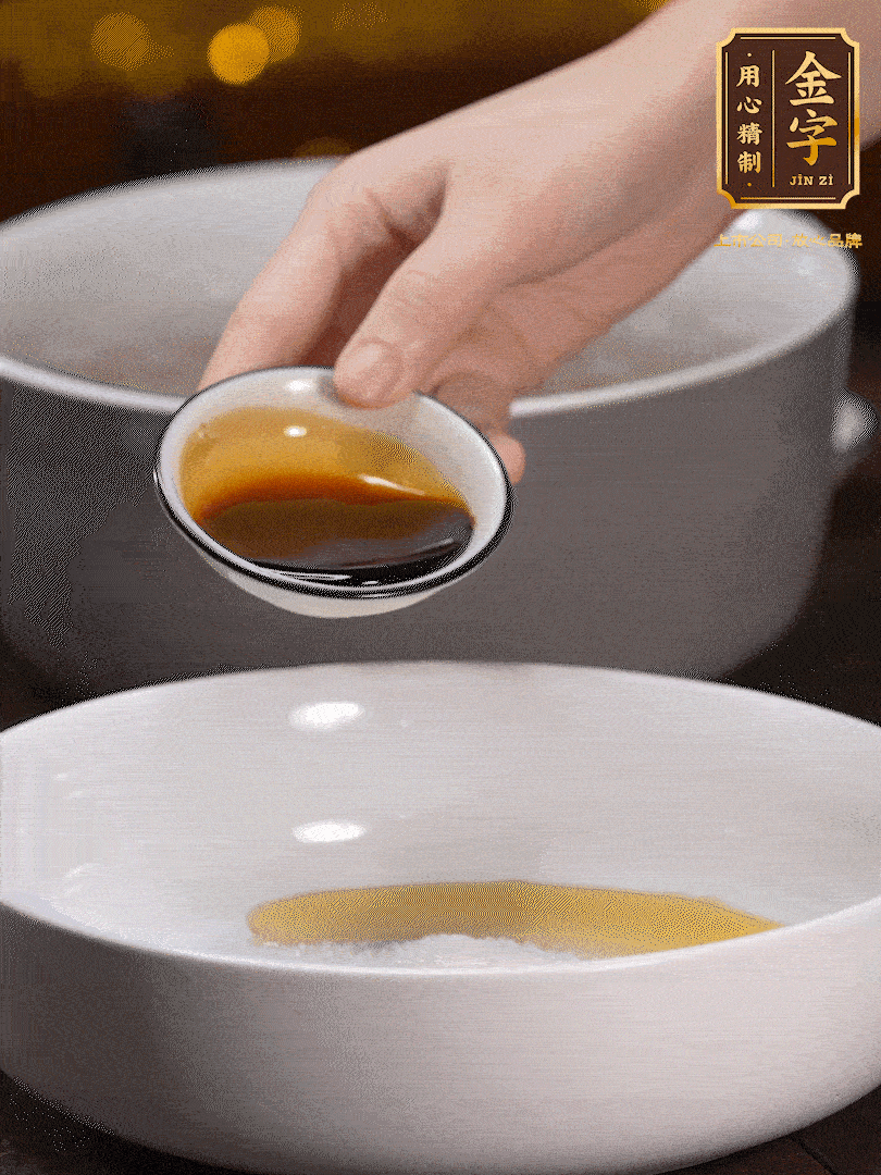 金字鹵牛肉切片，黃瓜切絲