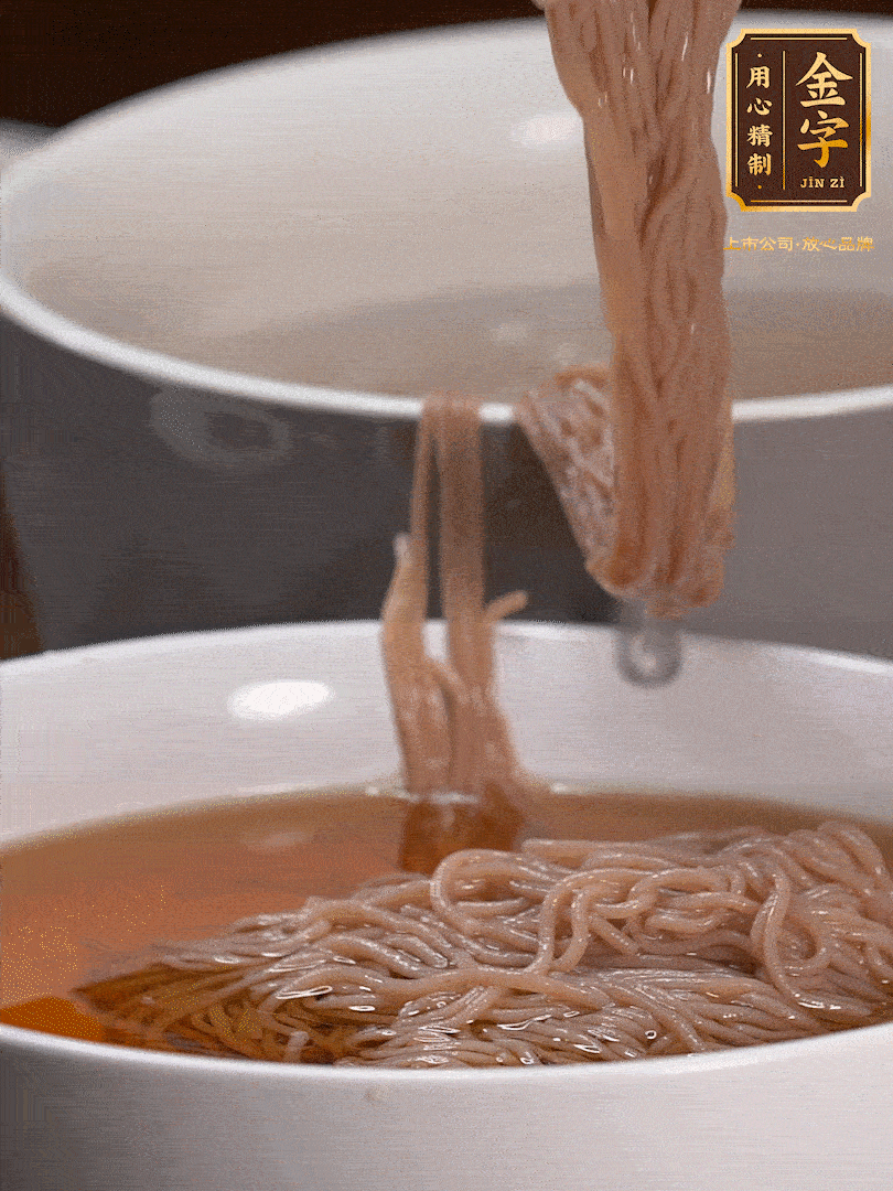蘋(píng)果醋，一點(diǎn)鹽、糖、醬油，兌入涼白開(kāi)水調(diào)成簡(jiǎn)易冷面湯，放水箱冷藏