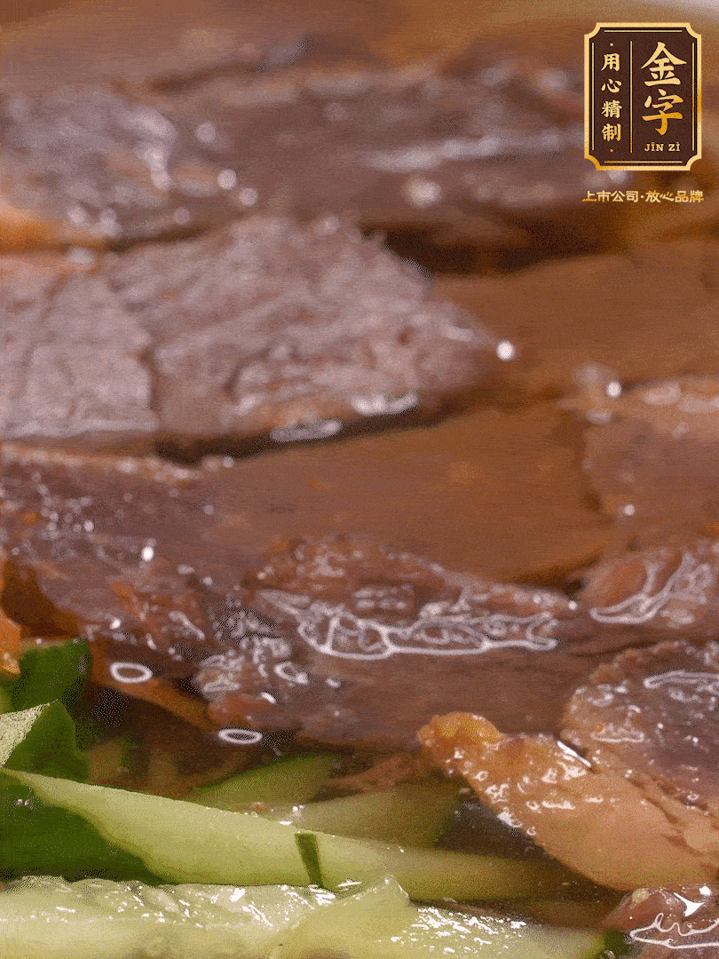 養(yǎng)麥冷面，涼水中清洗浸泡5分鐘，沸水中煮3分鐘，涼水漂洗沖涼