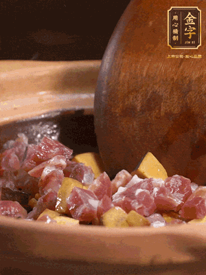 熱油下蒜片，倒入香腸丁、牛肝菌丁翻炒出香味