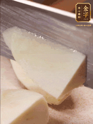 茭白去殼，底部一層老皮刨掉，切成滾刀塊