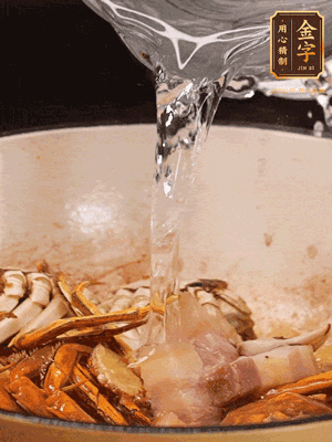加料酒/花雕酒去腥，加入開水燜10分鐘左右