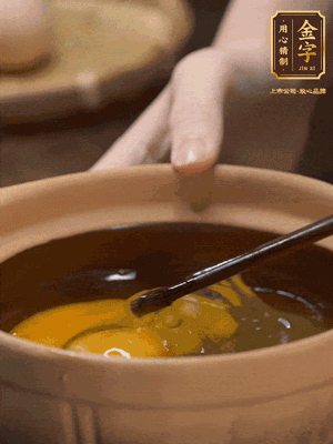 雞蛋打入砂鍋，充分打勻，1.5倍的溫水加一勺鹽，倒入蛋液中，攪拌均勻后用勺子舀去表面浮沫