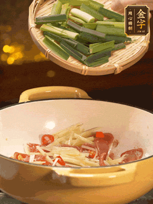 接著放蒜葉，來一點(diǎn)鹽，一點(diǎn)醬油調(diào)味翻勻