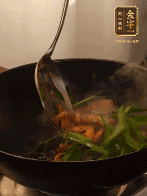 黃豆醬、鹽、糖調(diào)味，淋一圈花雕酒，蒜白先下，蒜葉后下