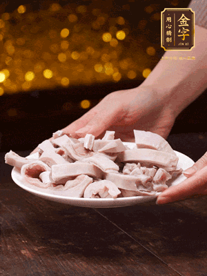 豬肚冷水下鍋，姜蔥料酒去腥，水開(kāi)煮5分鐘，撈出，切小塊。