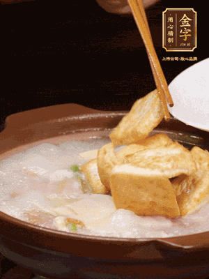 倒入開水大火煮開，轉(zhuǎn)中小火放咸肉，放一點(diǎn)點(diǎn)糖、味精慢燉10分鐘
