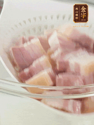 金字淡咸肉、排骨分別加料酒、蔥、姜冷水下鍋焯水，水開撇去浮沫撈出。