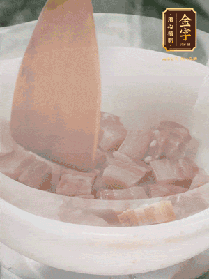 砂鍋內(nèi)咸肉微微煸出香味，再倒入開水。放排骨滾開后轉(zhuǎn)中小火篤30分鐘。（水盡量一次加足，以免中途加水沖淡鮮味。這一步是湯底濃白的關(guān)鍵）