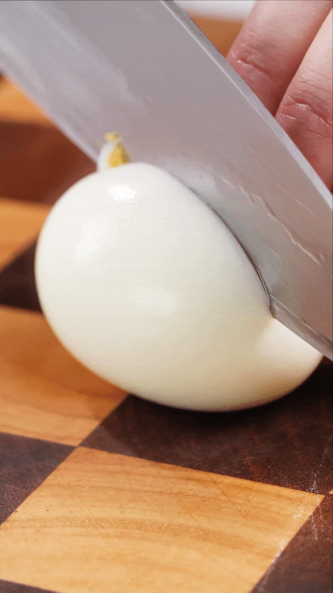 雞蛋煮熟，改刀備用