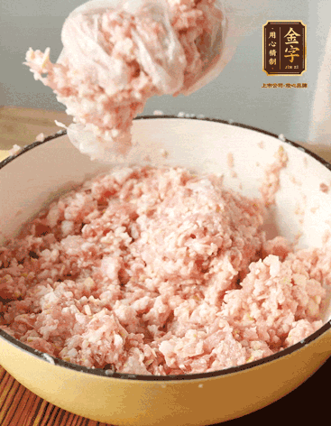 肉丁、咸肉丁、一丟丟鹽、料酒拌勻，反復(fù)摔打上勁。接著加入1兩蔥姜水，反復(fù)拌勻摔打上勁。前后共加3遍。3遍后筍丁，接著反復(fù)摔打上勁。最后加入1個(gè)蛋清、3茶匙生粉拌勻摔打上勁