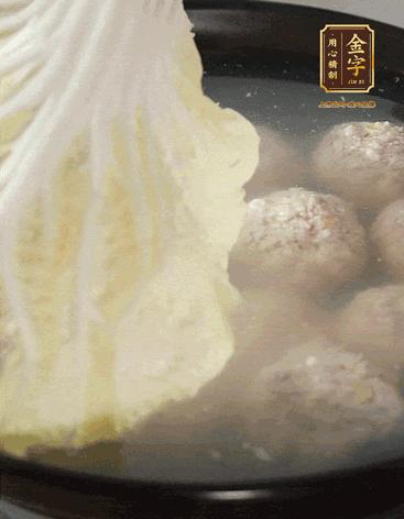 等獅子頭浮起來(lái)時(shí)再加白菜蓋。小火慢燉2小時(shí)