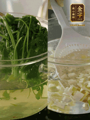 春筍切丁焯水；薺菜加鹽焯水，過涼水后切成細(xì)末