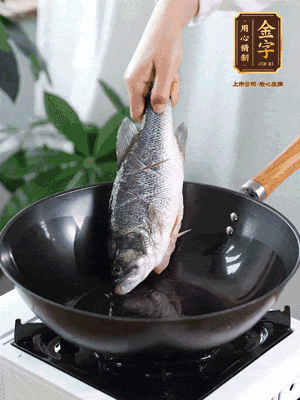 熱油，加1大勺豬油、姜片，再下鱸魚，煎至定型后翻面。（加點(diǎn)豬油，燉出的魚湯更容易變?yōu)榍逅哪贪咨?。?>
					</div>
					<span>步驟 3/6</span>
					<p>熱油，加1大勺豬油、姜片，再下鱸魚，煎至定型后翻面。（加點(diǎn)豬油，燉出的魚湯更容易變?yōu)榍逅哪贪咨?。?/p>
				</li><li>
					<div   id=