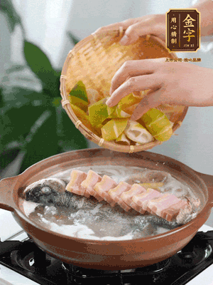 倒開水燉煮后轉(zhuǎn)移入砂鍋，淋料酒去腥、加少許鹽調(diào)味，再依次加咸肉、春筍燉煮15分鐘。