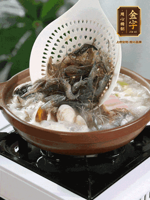最后加一把蛤蜊、一把河蝦燜2分鐘，放一點(diǎn)白胡椒粉調(diào)味，撒上蔥花點(diǎn)綴！