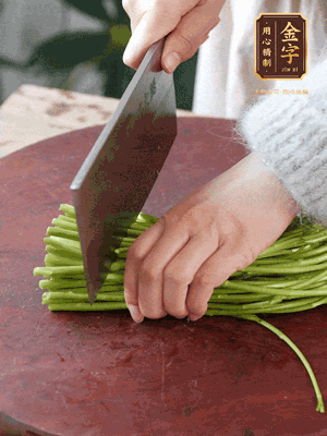 正嫩的藜蒿，掐頭去除根部，切小段