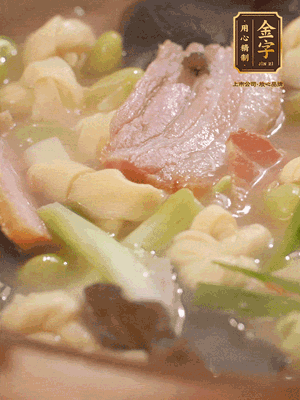 最后加一點蠔油、雞精調(diào)味