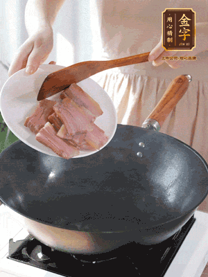 豬油熱鍋，下咸肉煸香，再下蔥姜提鮮